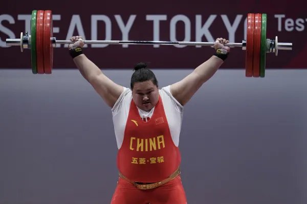李雯雯轻松打破三项记录，为什么说她天生为举重而生？