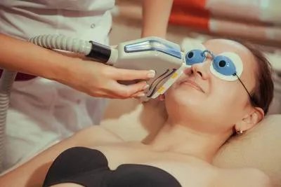 上眼皮抽脂有风险吗 上眼皮抽脂易一番这三个风险