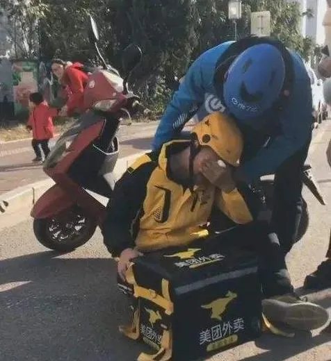 “外卖小哥被差评大哭”视频实为快手拍客团队假扮操作,那么拍摄团队应承担责任吗?