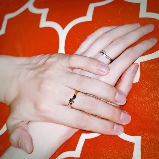 张檬为金恩圣卡点庆生情侣对戒引注目，两人是如何结缘的？