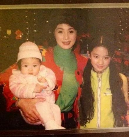 赵丽颖的表妹好美!还有哪些明星有个比自己还美的亲戚?