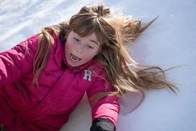 老太醉倒雪地冻僵 冬天如何避免被冻伤