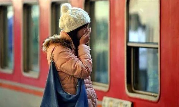 一个好友谈了一个很差的男朋友,我应该劝她分手吗?