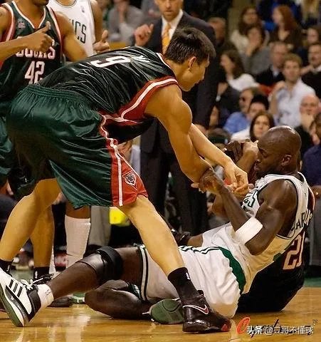 当时易建联用粤语怒喷加内特，为何赛后狼王还对他加以称赞？