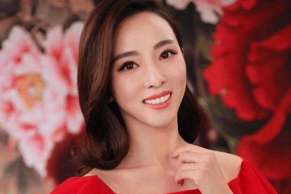 曾上春晚时差点犯下致命错误，李思思上春晚的背后究竟隐藏着怎样的故事？