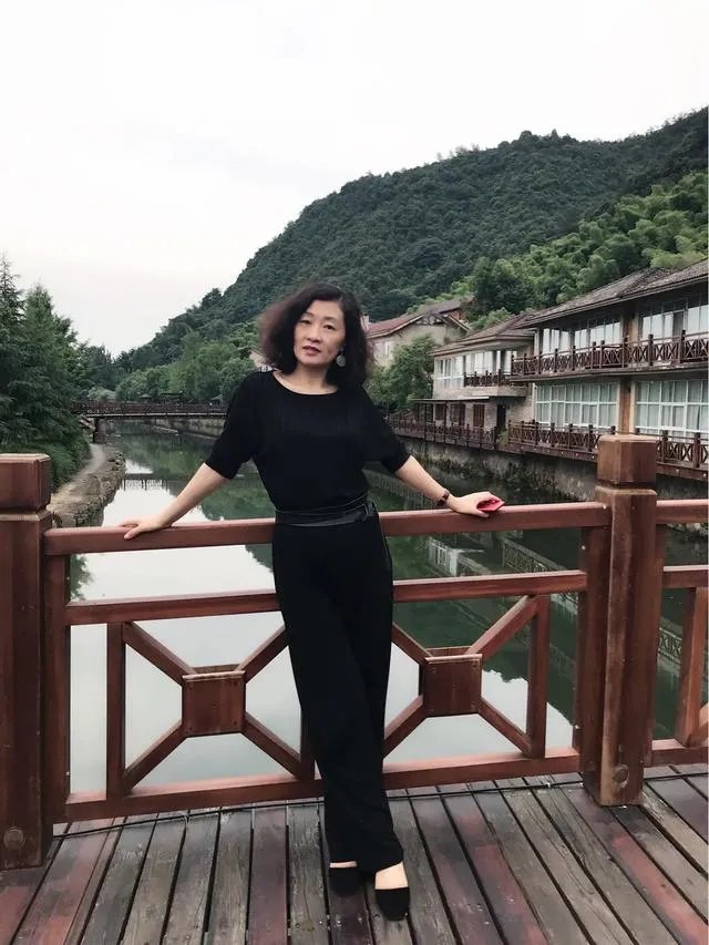 大家能否推荐下适合职场女性的服装品牌？穿上走路带风那种？