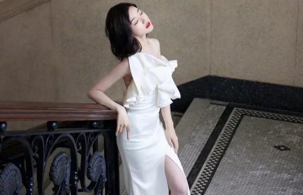 毛晓彤缎面露背鱼尾裙亮相盛典红毯,她的这个造型怎么样?