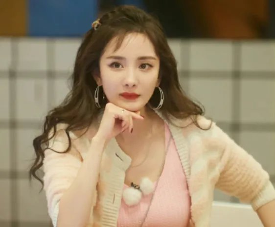 杨幂爸爸回应女儿伤情:一切都好,她在节目中是如何受伤的?