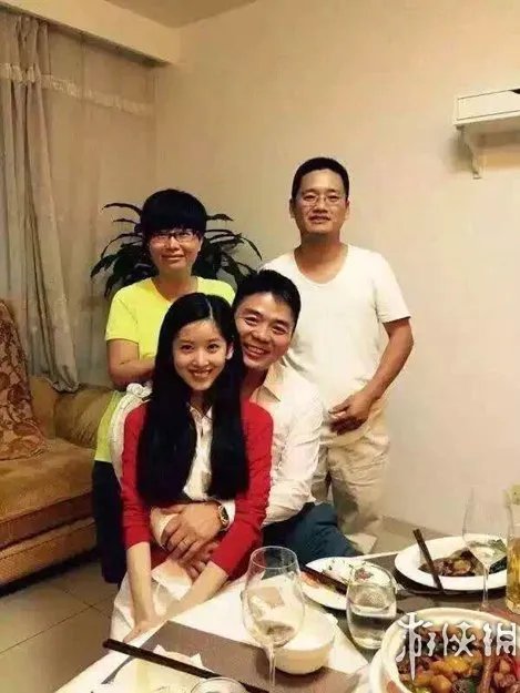 爸爸抱女儿,奶茶妹妹刘强东屋内饭合影 网友：见娘家人？