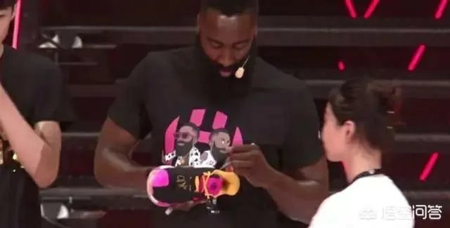 哈登与小朋友比三分惨负。网友盛赞哈登人品好,主动让球,还给小朋友送鞋。如何评价?