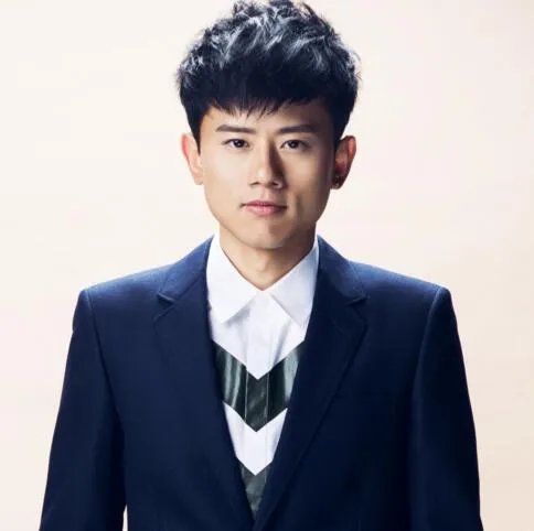 张杰这就是爱颁奖视频流出 成立个人工作室正式开启巡演