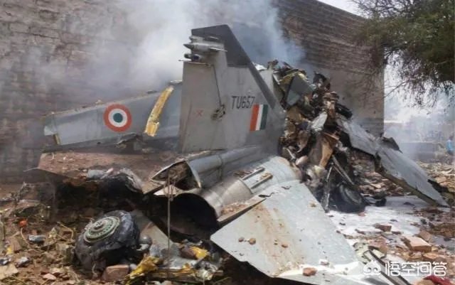 印度海军战机飞行时飞机油箱掉了，还起火了，这种事常见吗？是不是自己抛的油箱？