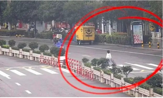 司机肇事逃逸是怎么被外卖小哥劝回的？