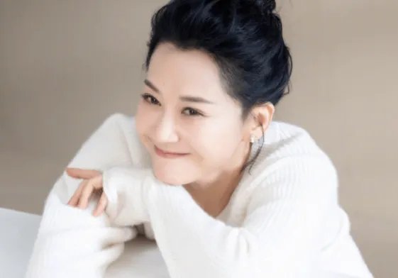 53岁许晴新片被换脸，出演的角色遭全面除名，究竟发生了什么？