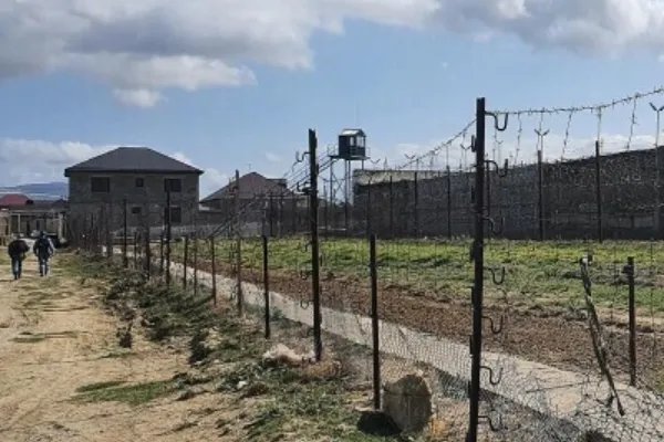 俄6名罪犯用勺子挖隧道越狱,在监狱挖隧道的难点都有哪些?