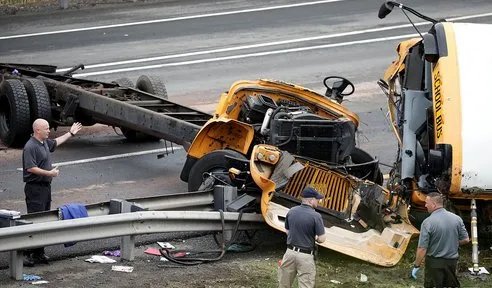 美国校车卡车相撞有人员伤亡吗？