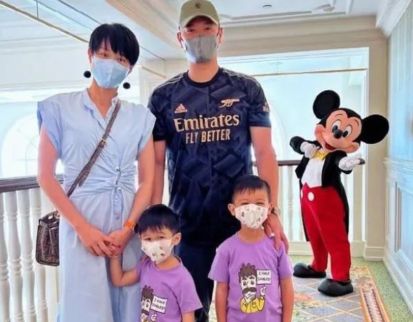 胡杏儿老公晒迪士尼游玩照，她为何减少了自己电视剧的产量？