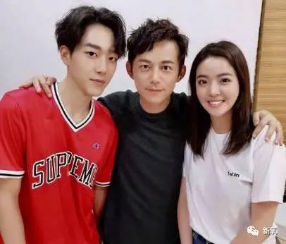 王中磊闺女晒长腿照，娱乐圈大佬们的千金都长什么样？