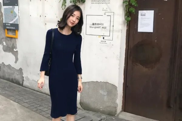 在秋天的时候，黑色针织衫应该配什么款式的下装会显得很有活力？