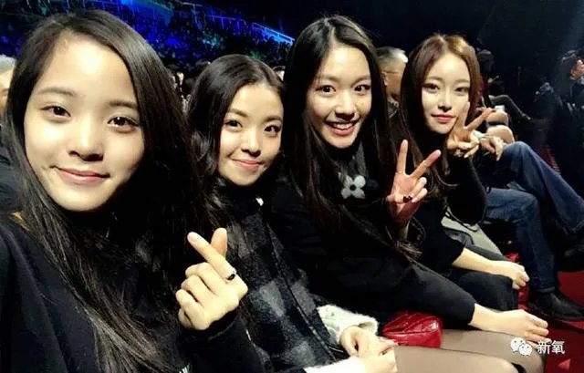 王中磊闺女晒长腿照，娱乐圈大佬们的千金都长什么样？