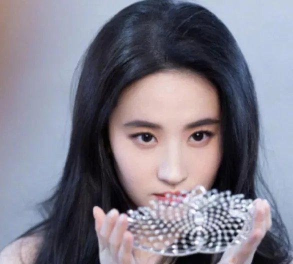 刘亦菲为唐嫣庆生，两人的友谊是真情还是作秀？