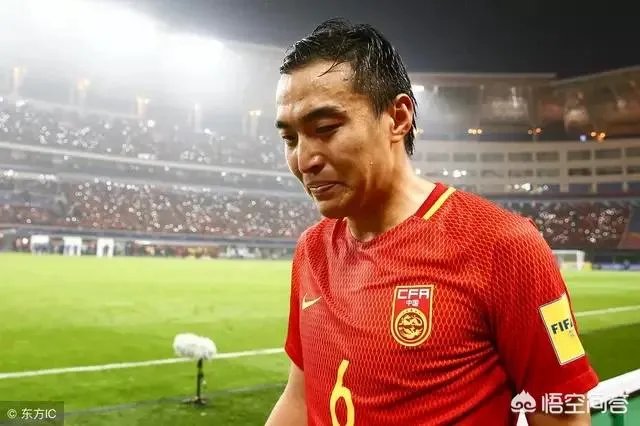 如何评价冯潇霆在微博上回应球迷抨击？