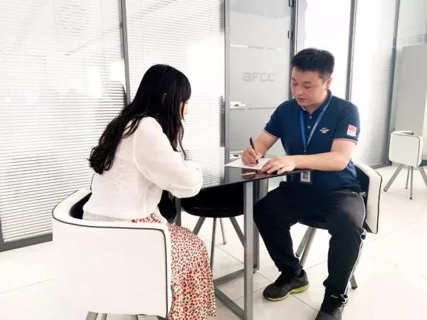 去学一个健身教练大概再多久,学费要多少呀?