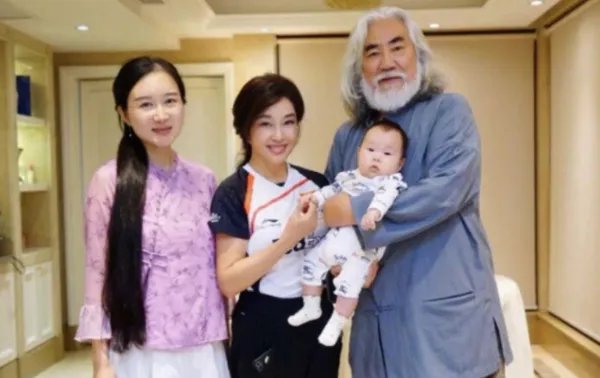 杜星霖被张纪中霸气搂怀，相差31岁被宠公主，她真的幸福吗？