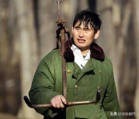 大衣哥朱之文家门被踹后，封村、集市被叫停等，到底谁损失了？