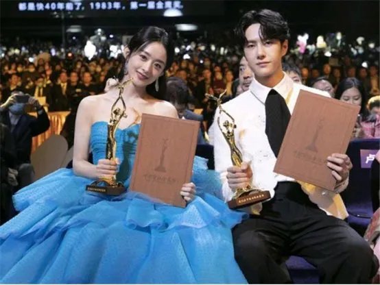 赵丽颖给王一博介绍前辈,一博紧张到耳朵发红,这对姐弟cp是怎样的感情?