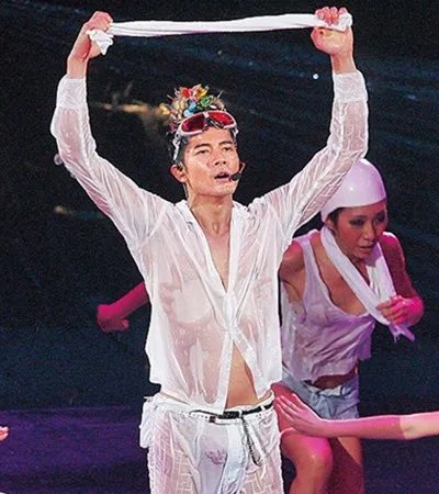演唱会郭富城走光玩“湿身” “水花舞林”引发歌迷尖叫