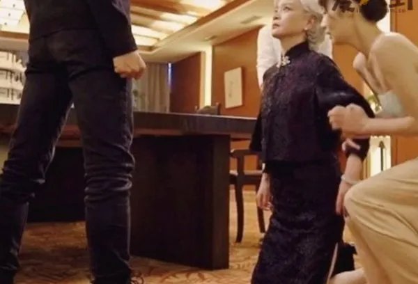 霍仙姑向闷油瓶下跪是第几集？