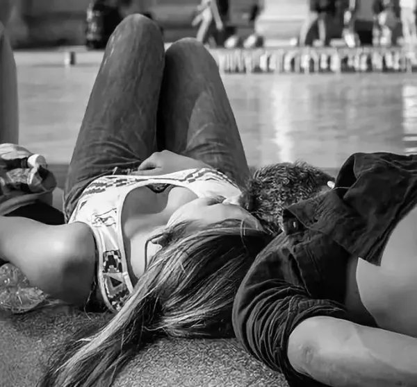 在两性关系中，一个男人最经不起女生怎样撩呢？