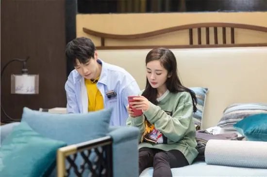 被曝月底官宣领证后,杨幂魏大勋现身心情好,恋情是否已经实锤?