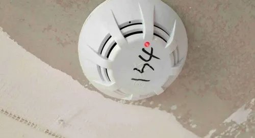 烟感器红灯一闪一闪是正常的吗