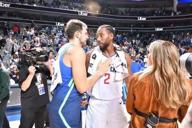 莱昂纳德36+11率队险胜独行侠，评论区清一色盛赞小卡为“关键卡”。发生了什么？