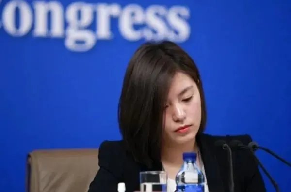 张京临场翻译高能时刻,你羡慕她的英语能力吗?