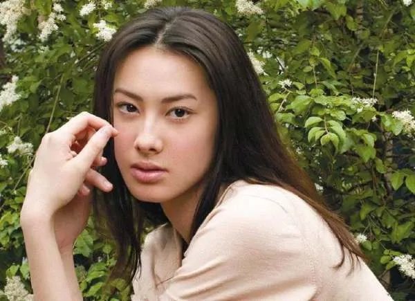 她两年为富豪生下3个儿子,1年后就分手了,她是谁?