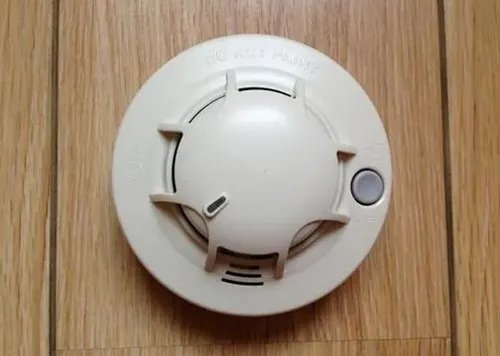 烟感器红灯一闪一闪是正常的吗