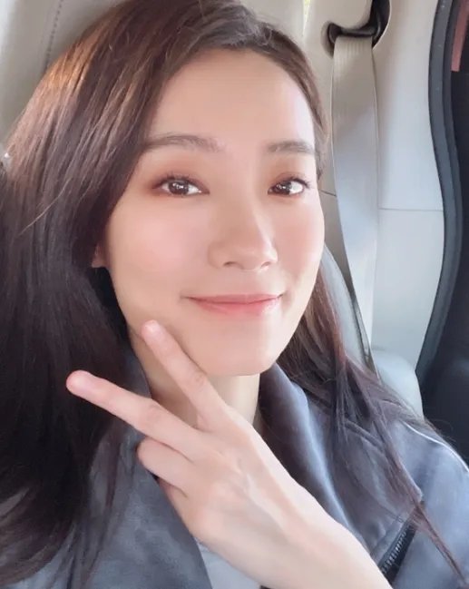 张小斐罕见晒自拍，一身休闲装配微卷发好显嫩，你认为呢？