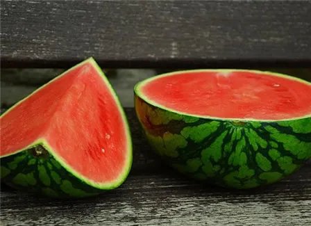 地下室发现一年前买的西瓜 打开后超惊讶(图)