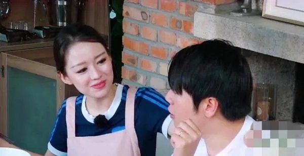 吉娜不顾镜头的存在躺入郎朗怀里,她的哪些举动让我们很吃惊?