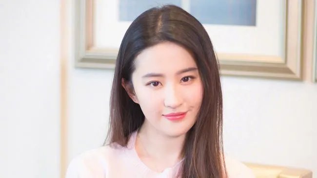 刘亦菲穿情侣鞋疑似恋情曝光，这次她的对象是谁？