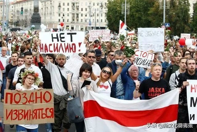 卢卡申科持枪亮相总统府,但枪里没有弹匣,这能说明什么?