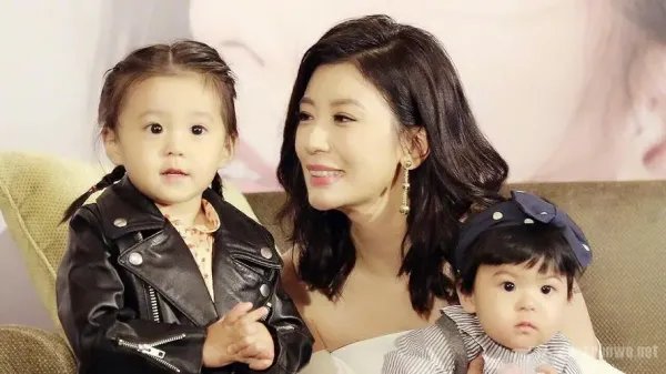 修杰楷为小女儿庆生，贾静雯与孩子似姐妹，贾静雯是如何保养的？