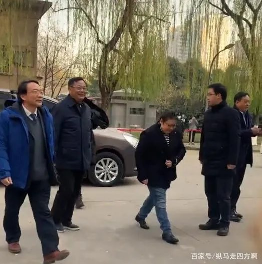 49岁韩红近照！暴瘦34斤，饿到想吃狗粮，这是怎么回事？