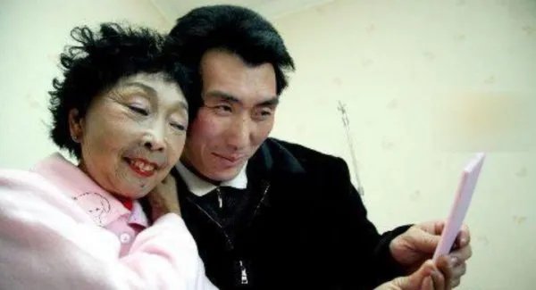 当年声称自己不后悔，娶了60岁整容老太的25岁小伙子，现在怎样了？