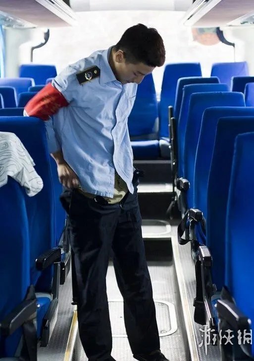 西安公交车现最帅售票员 颜值爆表似吴彦祖走红网络