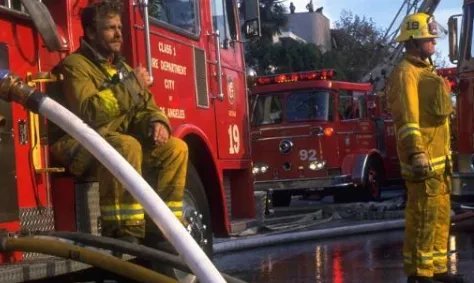 桂林一小区发生火灾，民房起火该如何自救？