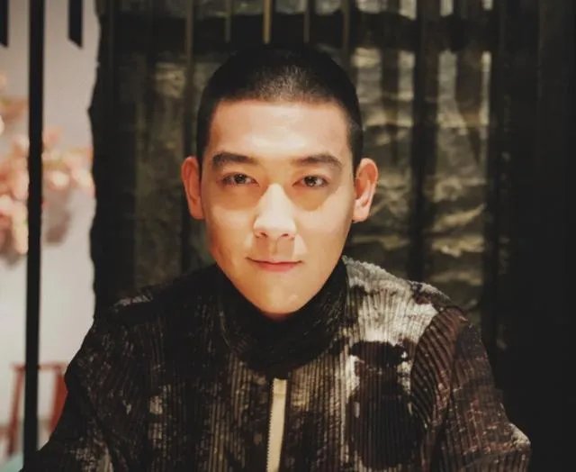 姜思达穿露背长裙现身街头,蓝眼影红指甲,不伦不类的穿衣自由,你怎么看?